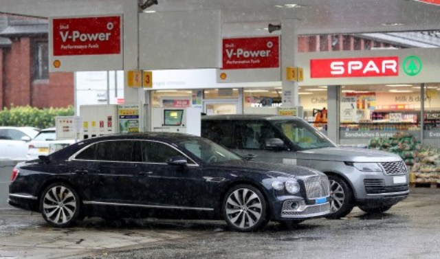 Bentley i Ronaldos kthehet pa asnjë pikë karburanti pas shtatë orë pritjesh në pompë të benzinës