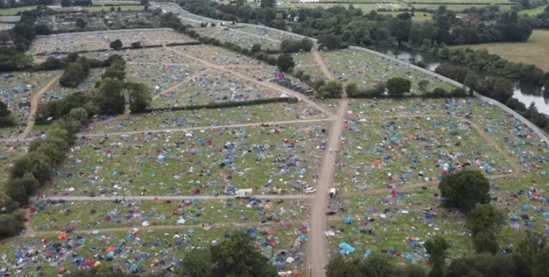 Vizitorët e Festivalit të Reading e braktisin vendin në bërllok (VIDEO)