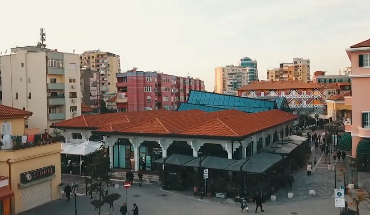 Pazari i ri i Tiranës pjesë e serialit të suksesshëm të Netflix