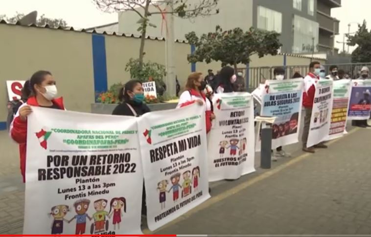 Protestë kundër kthimit të pjesshëm në shkollat e Perusë (VIDEO)