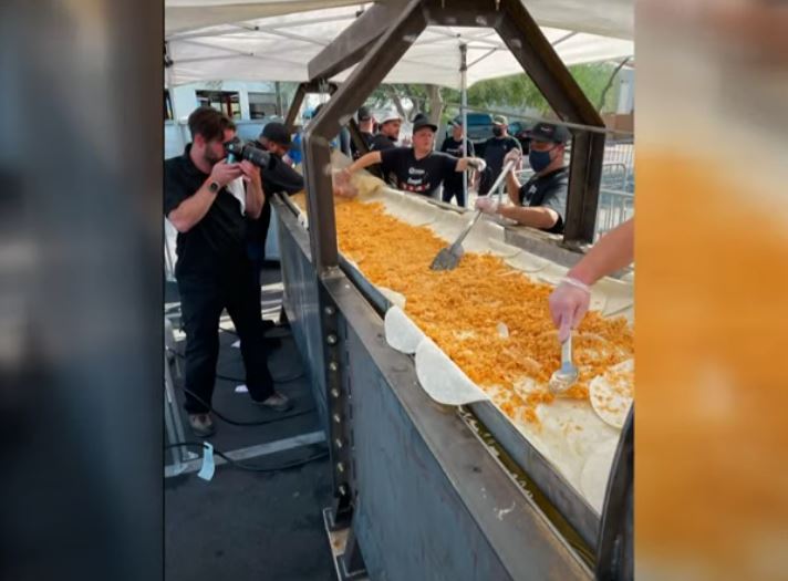 Restoranti gatuan një chimichanga 7 metra, garon për rekordin e Guinness (VIDEO)