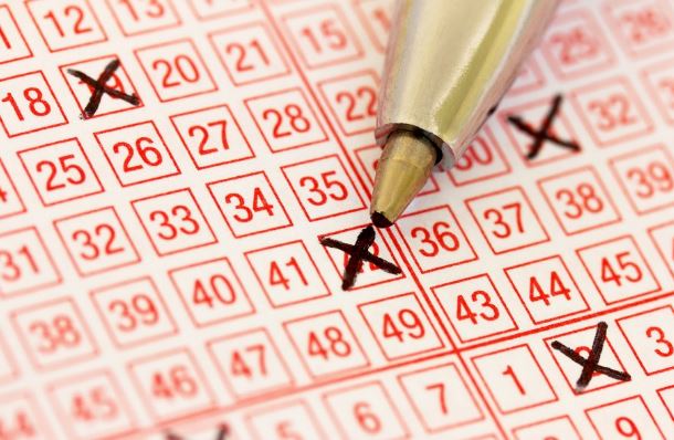 Fiton 1 milion dollarë në loto, luajti numrat e njëjtë për një vit rresht