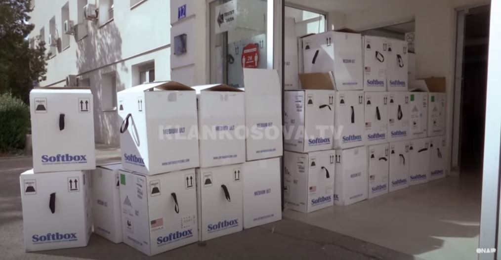 Arrijnë më shumë se 500 mijë vaksina nga SHBA (VIDEO)