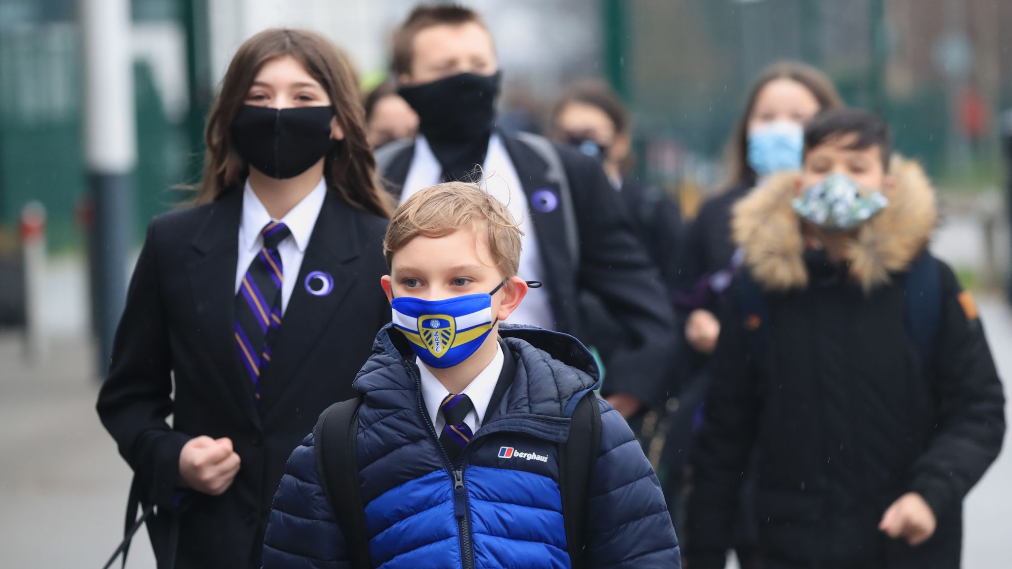 Shkollat në Angli planifikojnë rikthimin e masave të ashpra antiCOVID-19