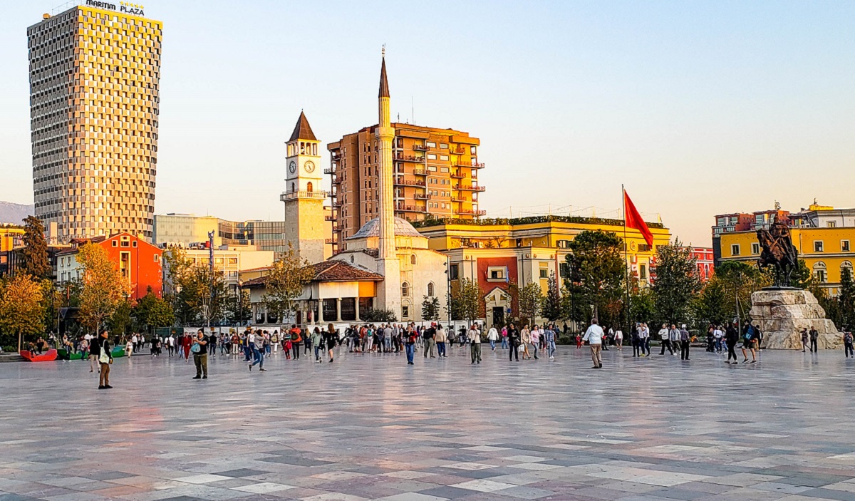 Sondazh, shqiptarët më punëtorët e Evropës, renditen të parët për orët më të gjata të punës