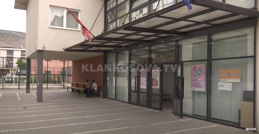 Ekipe mobile për të vaksinuar mësimdhënës në Rahovec (VIDEO)