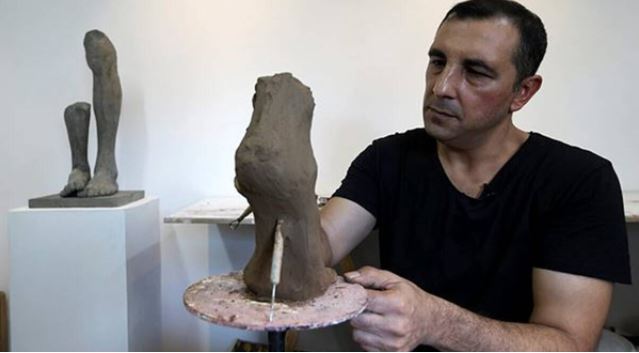 Skulptori i Gazës ekspozon gjymtyrë pa trup, i frymëzuar nga humbja e personave të gjymtuar