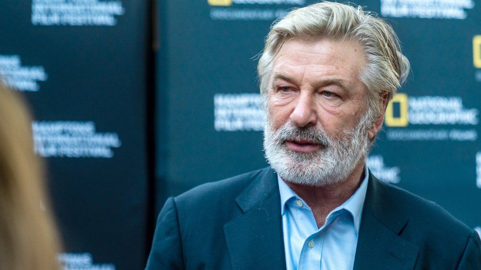 Një grua vdes pasi Alec Baldwin e qëllon gabimisht me armë në xhirime