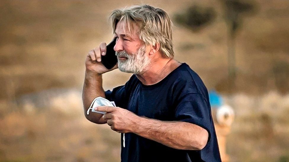 Prokurori: Mund të ngrihen kallëzime penale për vrasjen aksidentale në “Rust” të Alec Baldwin