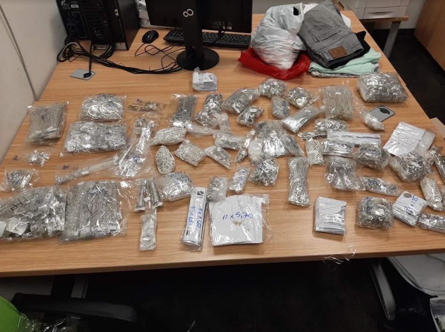 Udhëtarja kapet me 11 kilogramë stoli argjendi në Aeroportin e Prishtinës