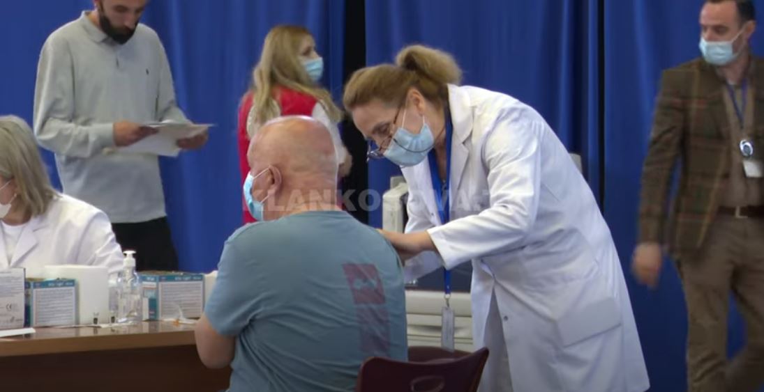 Kosova gati edhe për dozën shtesë të vaksinës kundër COVID-19 (VIDEO)