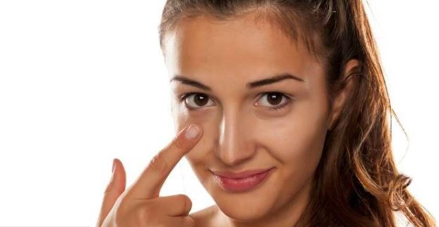 Dermatologët ndajnë disa fakte më pak të njohura për rrathët e zinj poshtë syve
