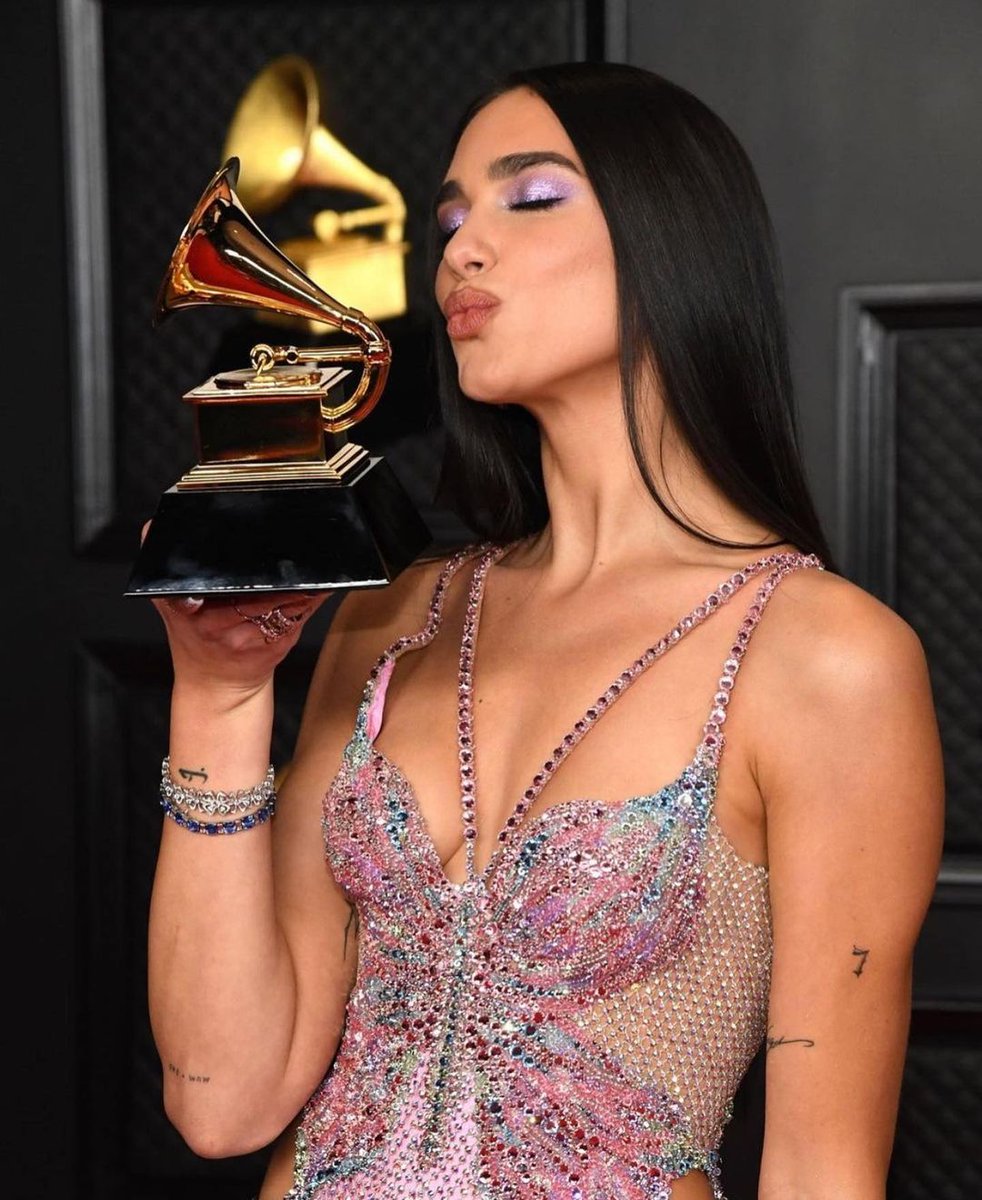 Dua Lipa thyen edhe një rekord tjetër