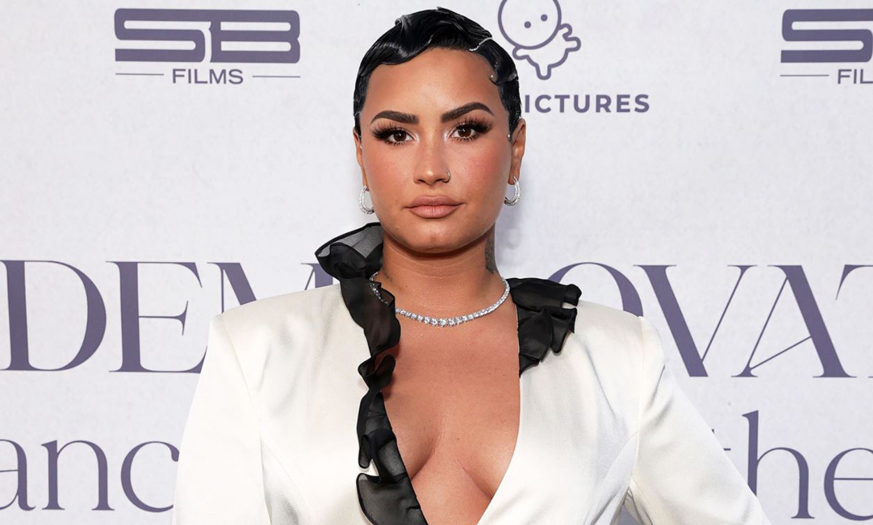 Demi Lovato ia kushton këngën mikut që vdiq nga varësia e drogës (VIDEO)