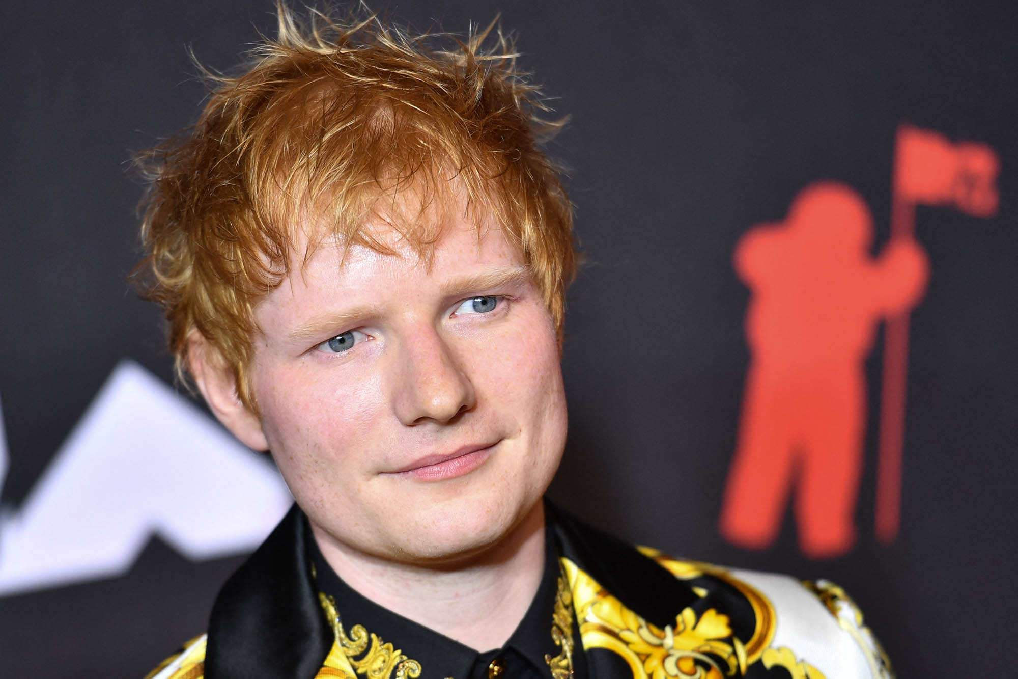 Ed Sheeran infektohet me COVID-19