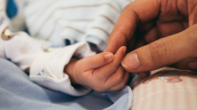 Tri foshnje me COVID-19 po trajtohen në QKUK