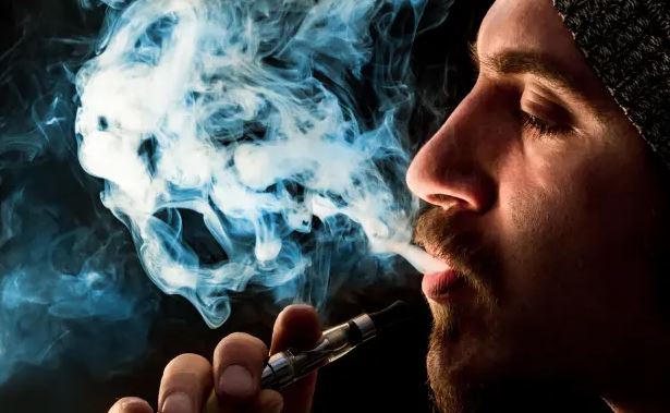 Studim: Shumica e duhanpirësve që kalojnë në cigare elektrike, pas një viti kthehen prapë te ato të zakonshmet