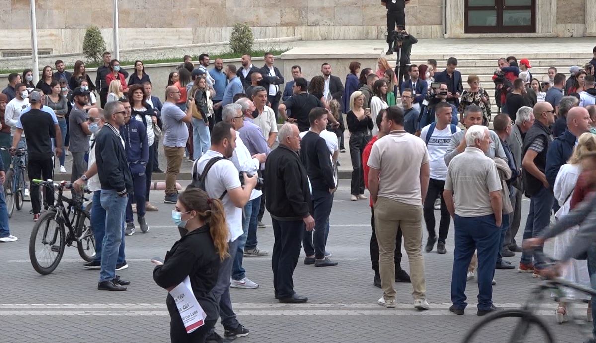 COVID-19 në Shqipëri: Vazhdojnë kufizimet për grumbullimin e njerëzve