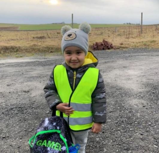 Familja lë jetën e qytetit për të jetuar në ishull, Hashimi – fëmija i vetëm në parashkollor
