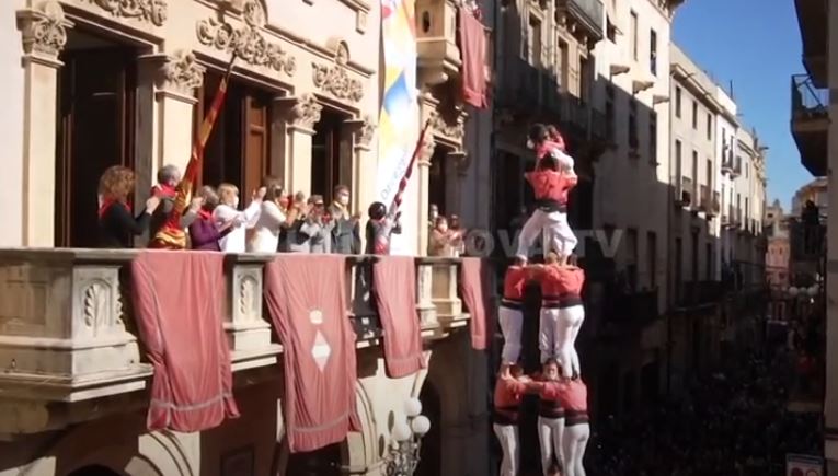 Bëhen "kullat njerëzore" për herë të parë që nga fillimi i pandemisë (VIDEO)