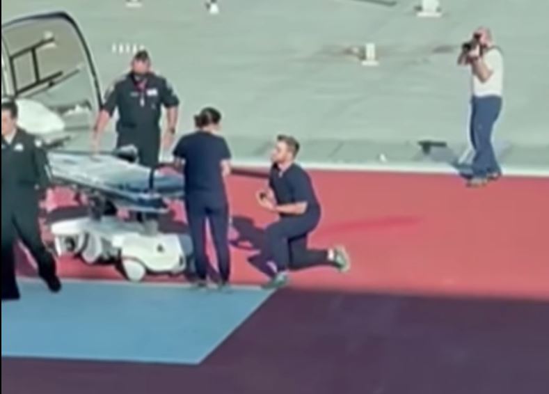 Infermierët fejohen në çatinë e spitalit (VIDEO)