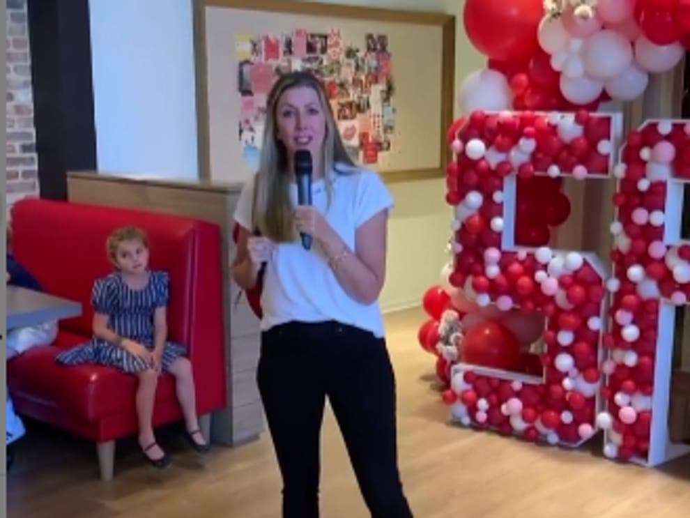 Shefja dhuron bileta avioni dhe nga 10 mijë dollarë për stafin e saj (VIDEO)