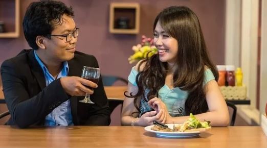 Studim: Njerëzit pëlqejnë të bisedojnë me të panjohurit për tema të thella