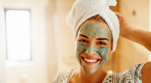 Dermatologja zbulon këshilla të njohura për kujdesin e lëkurës që nuk funksionojnë vërtet