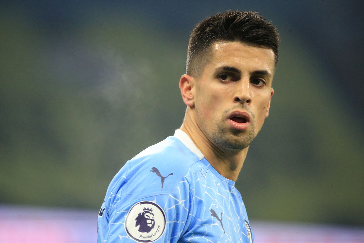  United injoroi këshillën e Neville-t për Cancelo-n