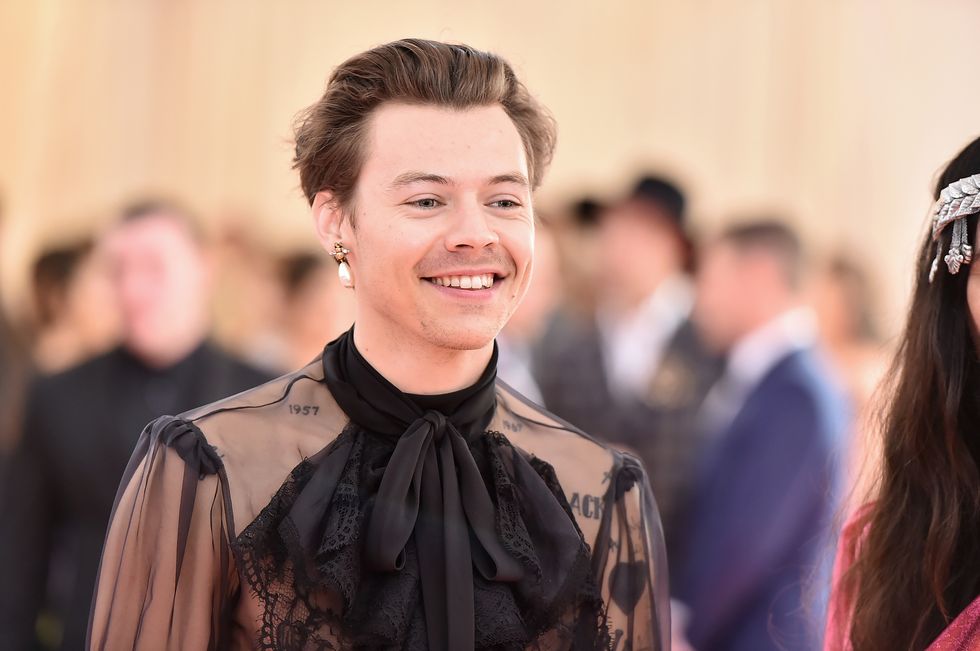 Harry Styles prezanton një markë bukurie neutrale për gjininë