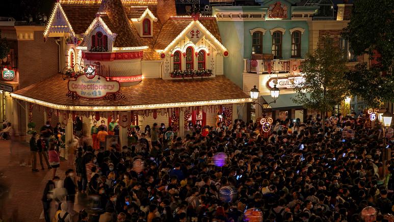 Një person rezultoi pozitiv me COVID-19, testohen 34 mijë të tjerë në Shangai Disneyland