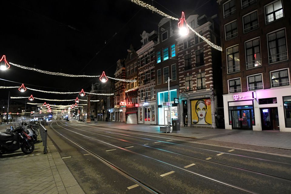 Rastet e reja me COVID-19 rriten, Holanda kthehet në bllokim të pjesshëm