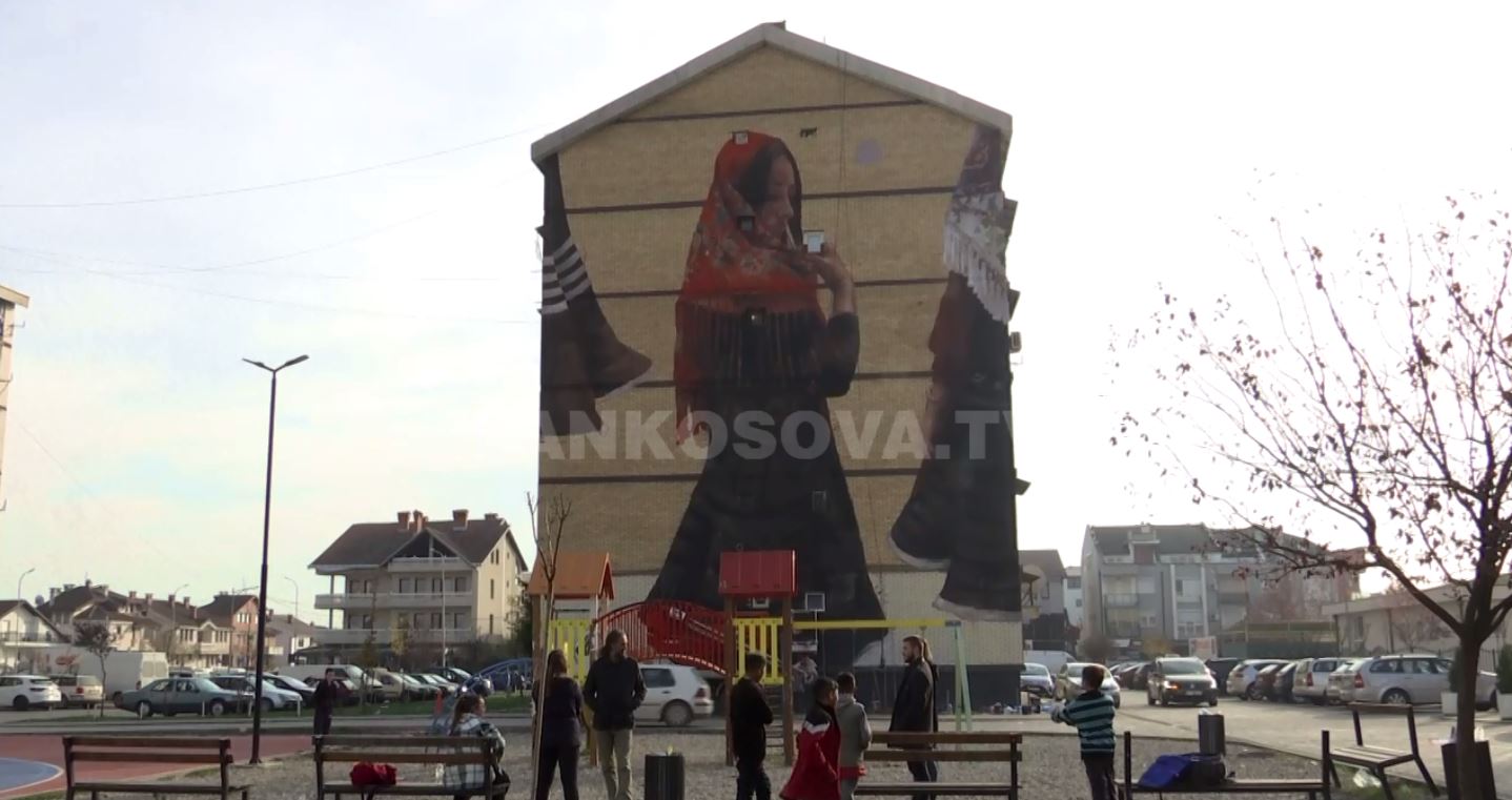 Xhubleta i “vishet” një muri në Gjakovë (VIDEO)