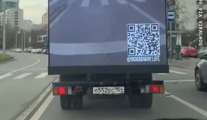 Vendos ekran prapa kamionit për t’i parandaluar ndeshjet në tejkalim