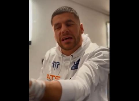 Florian Marku motivohet me këngë patriotike para meçit (VIDEO)