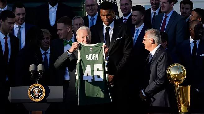 Bucks festojnë titullin e NBA 2021 me Presidentin Biden