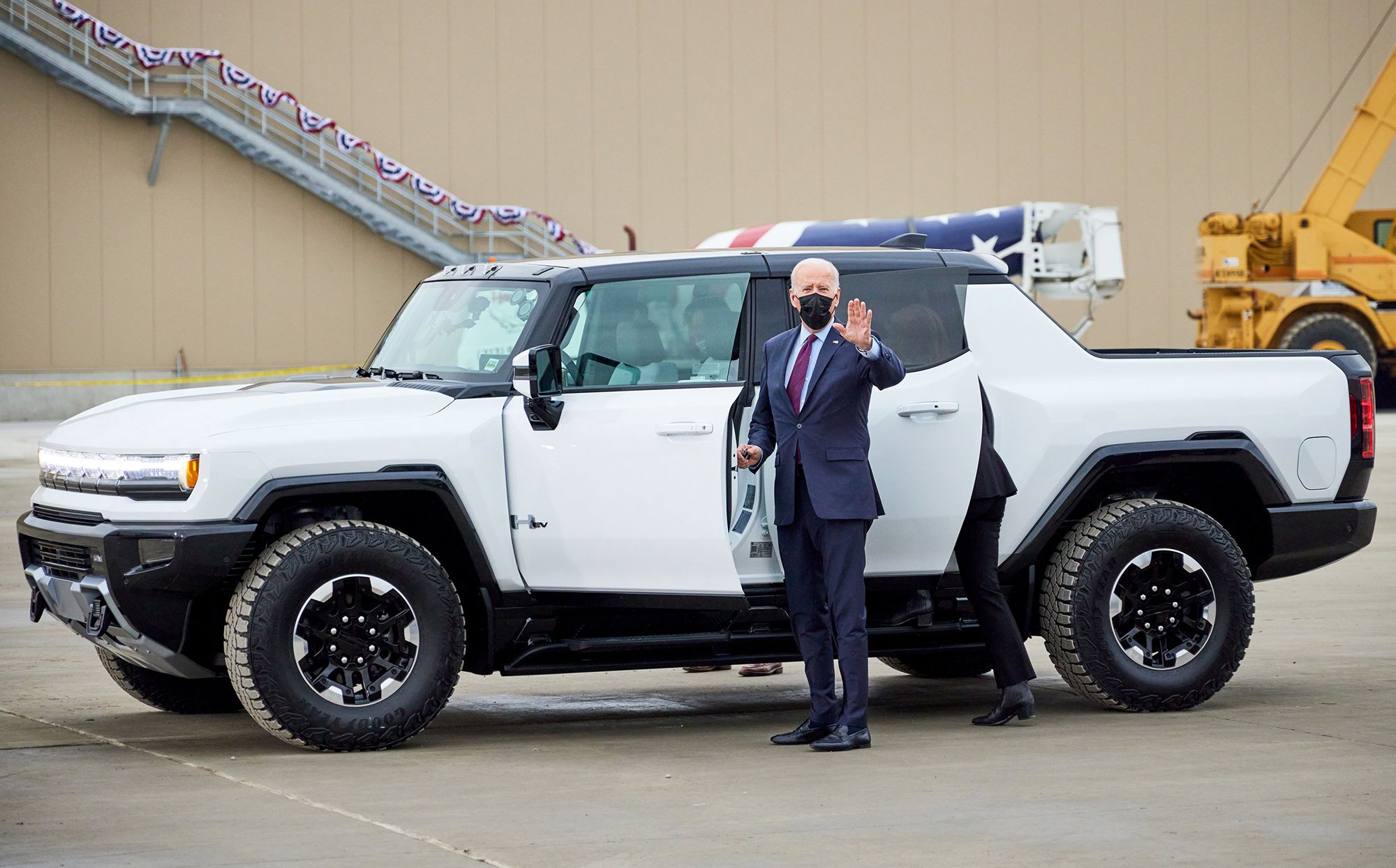 Shqiptari që projektoi makinën elektrike "Hummer EV" (VIDEO)