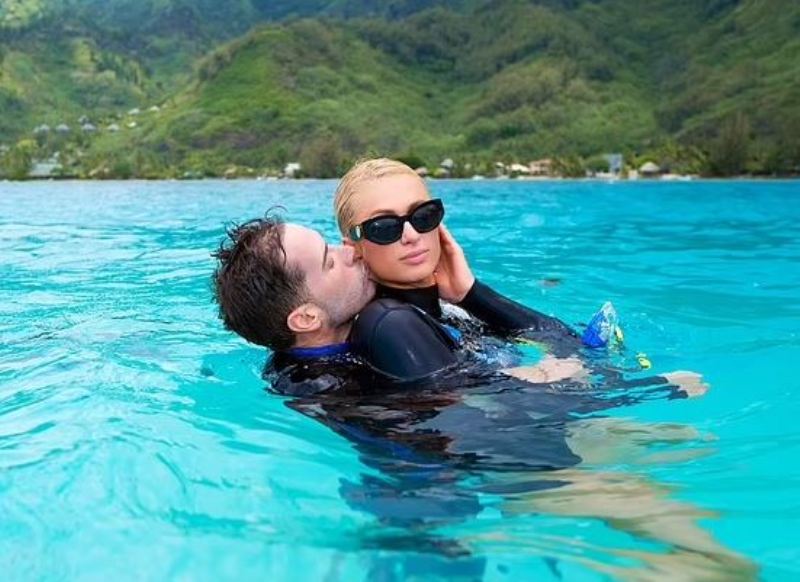 Paris Hilton po e shijon muajin e mjaltit me bashkëshortin e saj (FOTO)