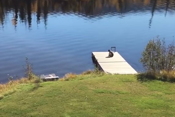 Huqjet më qesharake të njerëzve në pushime (VIDEO)