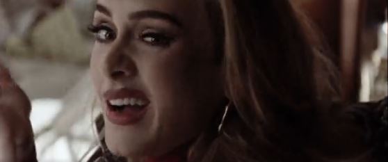 Adele poston çaste qesharake nga xhirimi i “Easy on Me” (VIDEO)