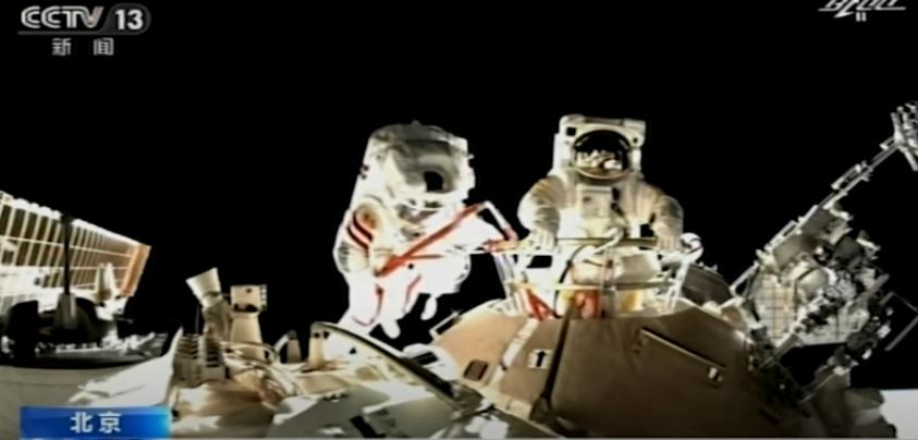 Astronautja e parë kineze përfundon shëtitjen në hapësirë (VIDEO)