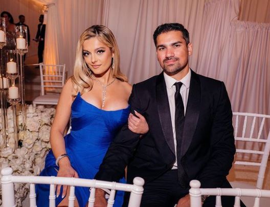 Kështu dukej Bebe Rexha në dasmën e Paris Hilton (FOTO)