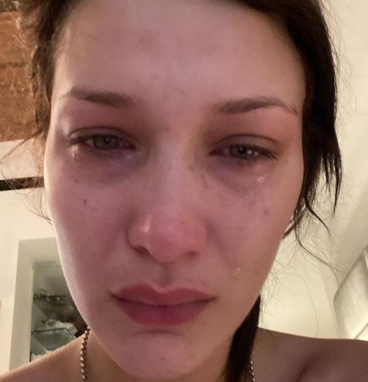 Bella Hadid publikon fotografi duke qarë dhe flet për ankthin e saj