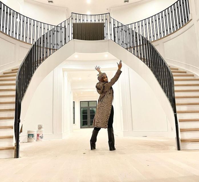 "Jam shumë krenare me veten", Cardi B blen shtëpi të re (FOTO)