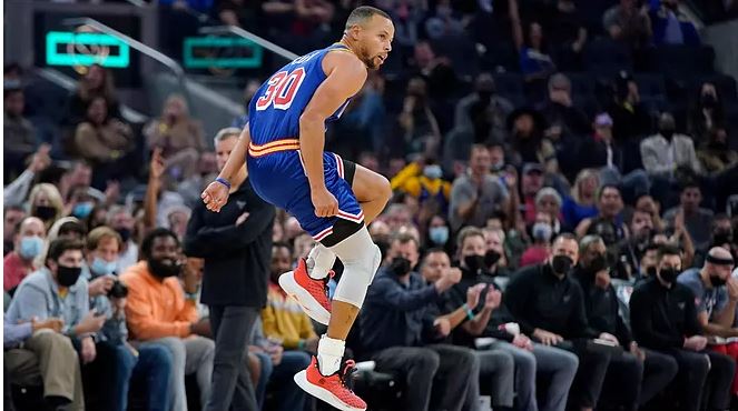 Është zyrtare, Steph Curry është gjuajtësi më i mirë në historinë e NBA