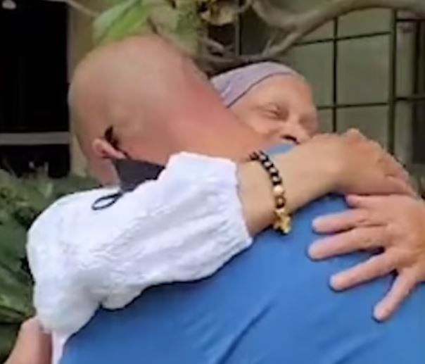 “Prita 40 vjet”, momenti kur djali ribashkohet me nënën e cila e dha për birësim si fëmijë (VIDEO)