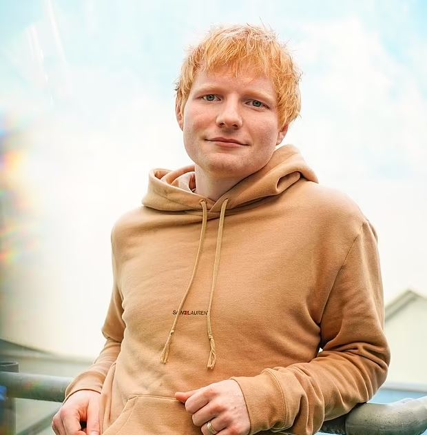 Ed Sheeran mendoi se ishte homoseksual sepse i pëlqente Britney Spears
