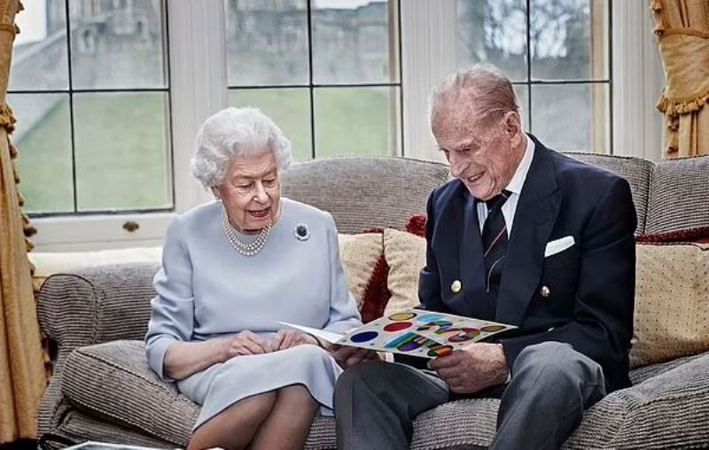 Mbretëresha Elizabeth feston përvjetorin e 74-të të martesës pa Princin Philip