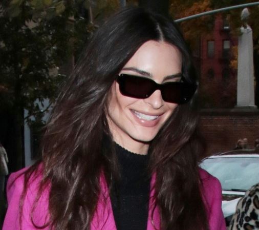 Emily Ratajkowski vishet rozë për takimin me fansat (FOTO)
