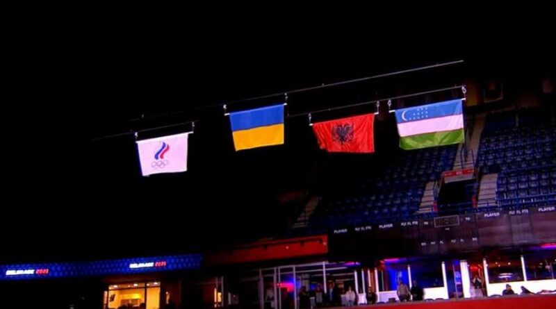 Flamuri shqiptar ngrihet lart në Beograd, tifozët fishkëllejnë Alban Beqirin